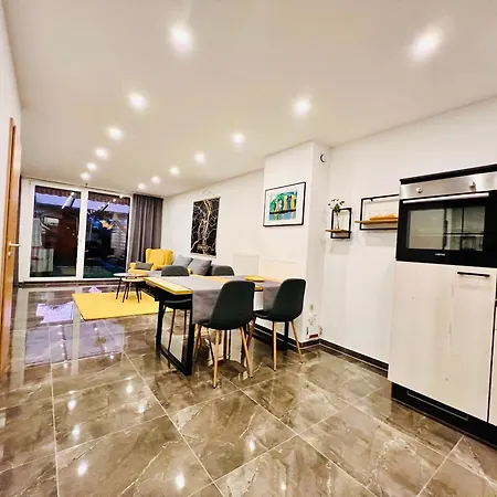 Ganzes Haus Mit Einer Terrasse, Garten Und Klimaanlage *