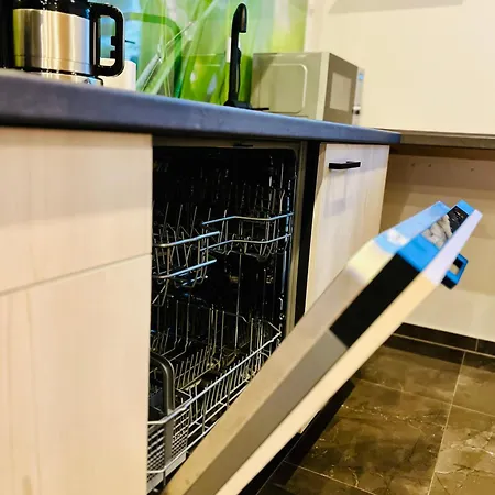 Ganzes Haus Mit Einer Terrasse, Garten Und Klimaanlage بيت للعطل *